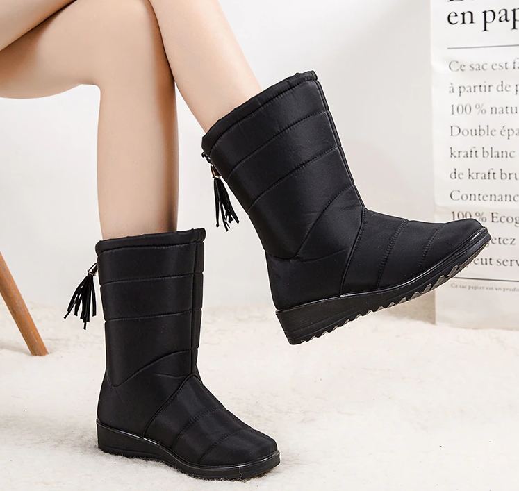 Lined and waterproof high winter boots